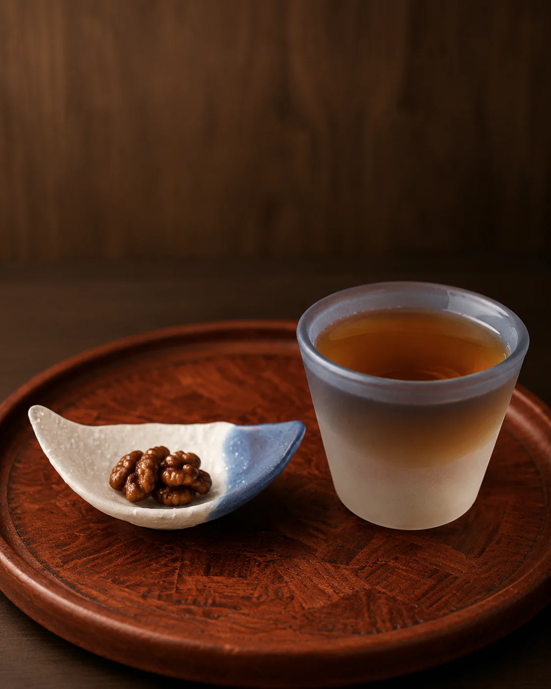国分寺店の、木目の盆にしつらえた器と小さなお供